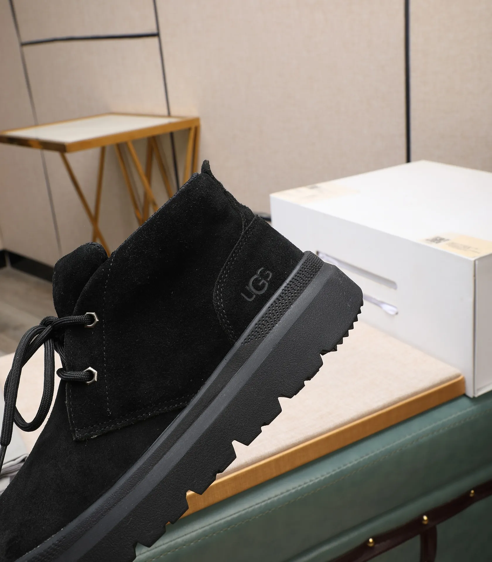 Men's shoes 💰620 Please note the quality of the original order and compare the thickness of the wool 🏮🏮 Popular UGG from Australia's warm luxury brand men's shoes, the official website is synchronized, Beckham men's style..., made of imported top-layer waxed cowhide, waxed toe cap, Australian genuine wool velvet lining Carefully sewn...Imported rubber Martin boots outsole (comfortable, soft and wear-resistant). I really like the quality..Exquisite workmanship. You can't put it down at first sight. Size 39-44